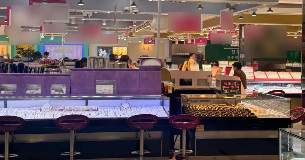 Gold Prices Plunge in Jongno District as Investors Weigh Panic Selling vs Long-Term Holds