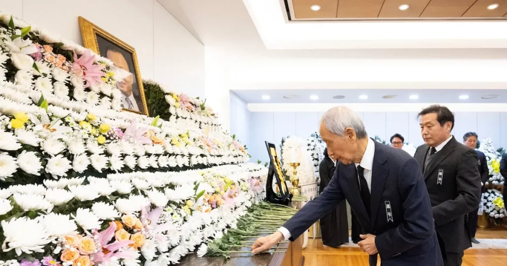 Former Environment Minister Yoon Elected Chairman of Sarang Volunteer Group