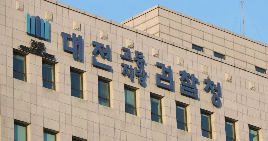 Prosecutor Staff Embezzles 4 Billion Won in Seized Assets, Flees Abroad