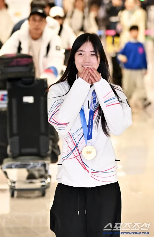 Choi Ga-on Arrives in Incheon After Olympic Snowboard Gold Win Choi Ga-on Arrives in Incheon After Olympic Snowboard Gold Win