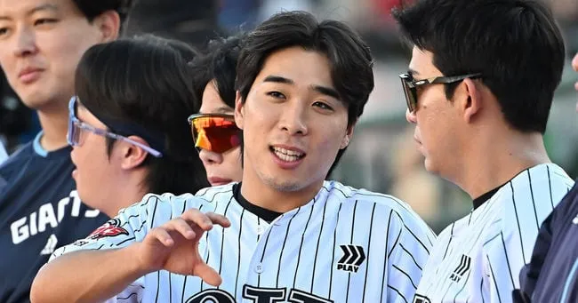 Lotte’s Kim Dong-hyuk Delivers Clutch Hit, Defense in Win Amid Scandal Lotte’s Kim Dong-hyuk Delivers Clutch Hit, Defense in Win Amid Scandal