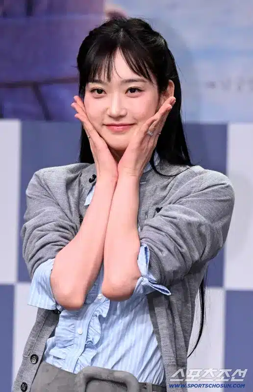 Han Ji-hyun Glows in Face-Framing Hairpiece at MBC Drama Event Han Ji-hyun Glows in Face-Framing Hairpiece at MBC Drama Event