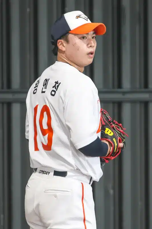 Ryu Hyun-Jin Leads Korea WBC Squad vs Hanwha Eagles in Okinawa Clash Ryu Hyun-Jin Leads Korea WBC Squad vs Hanwha Eagles in Okinawa Clash