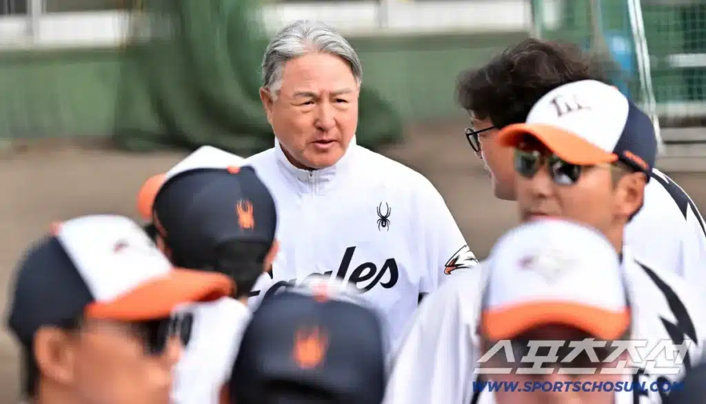 Kim Kyung-moon Deep in Thought at Korea-Hanwha Scrimmage
