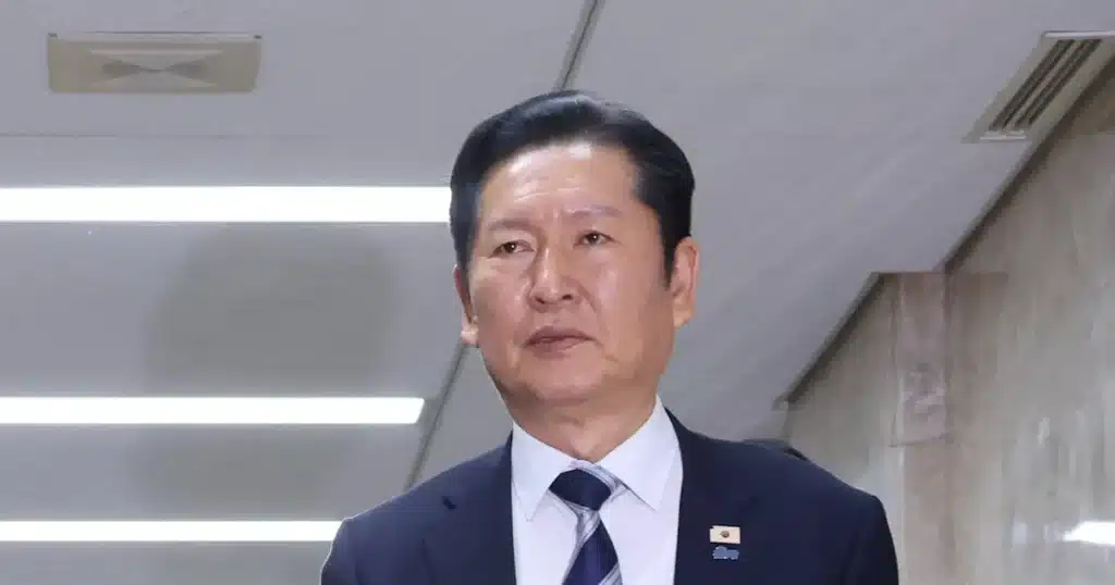 Jeong Cheong-rae Booted from Lee Jae-myung Fan Cafe Over Party Criticism Jeong Cheong-rae Booted from Lee Jae-myung Fan Cafe Over Party Criticism