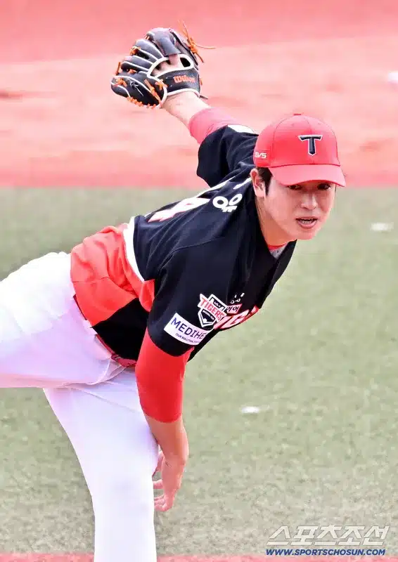 KIA Explains 670M Won Signing of Veteran Pitcher Lee Tae-yang
