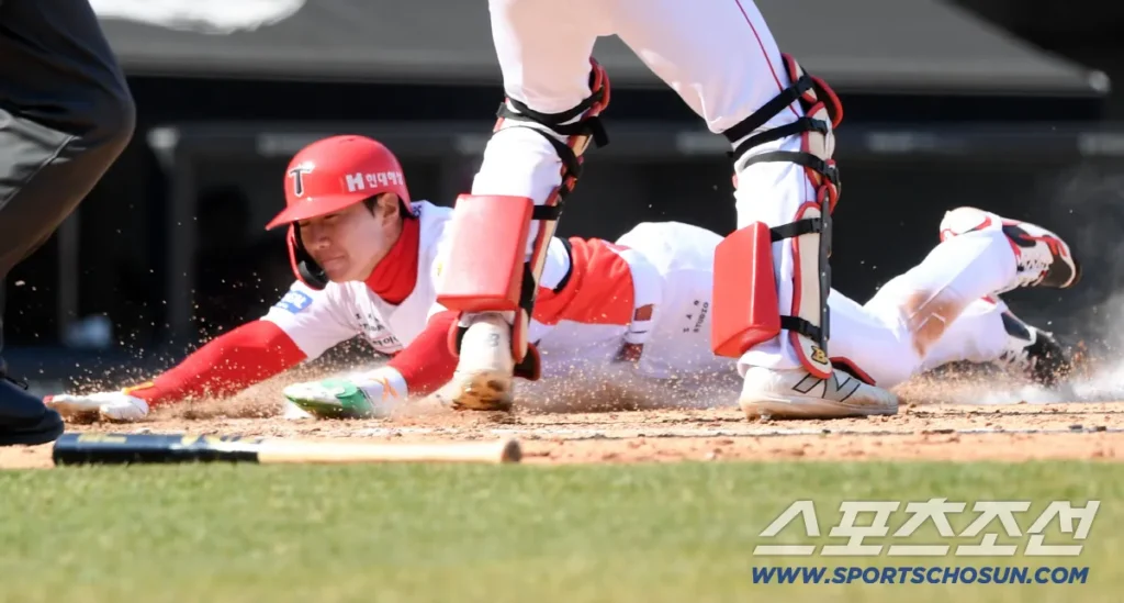 Jeong Hyeon-chang Blasts Home Run for KIA Tigers in Preseason Thriller