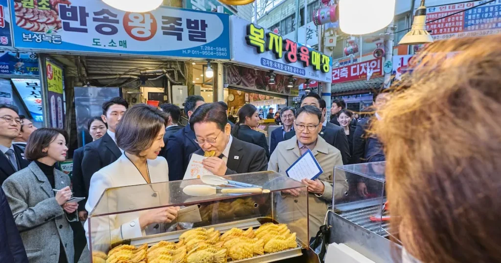 President Lee Jae-myung and Wife Enjoy Bungeoppang at Changwon Bansong Market