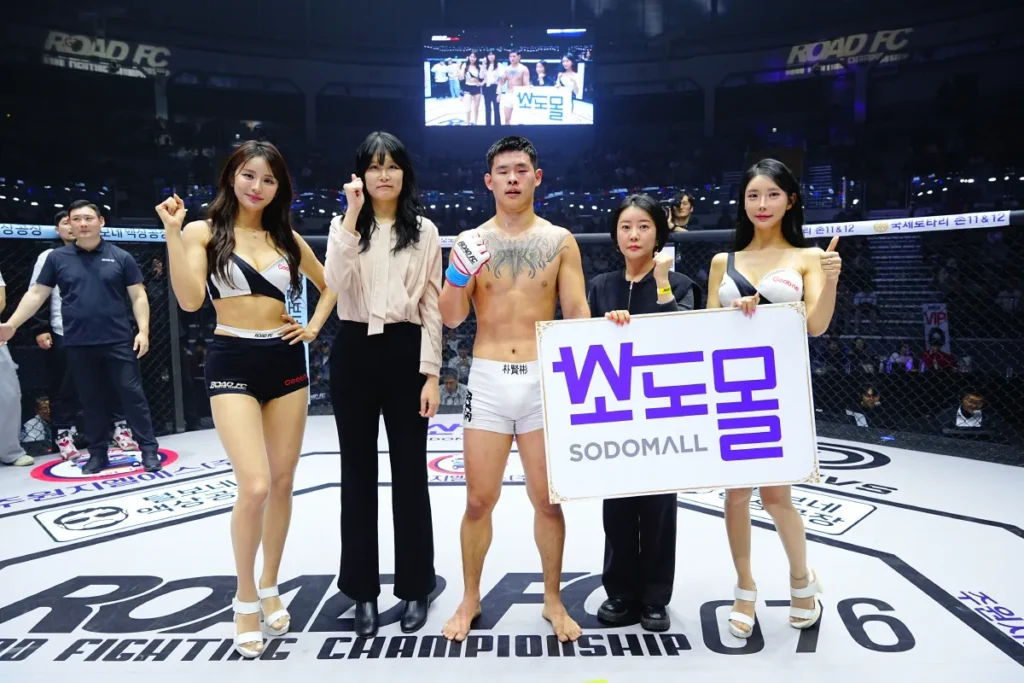 Kim Soo-ji Presents Trophy to Park Hyun-bin After ROAD FC 076 Victory Kim Soo-ji Presents Trophy to Park Hyun-bin After ROAD FC 076 Victory
