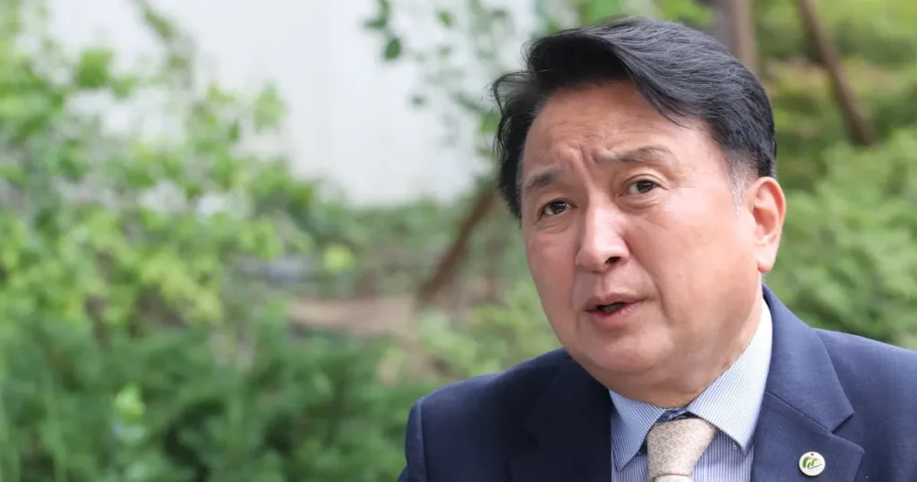 Kim Young-hwan Rejects Party No-Confidence Vote in Chungbuk Race Kim Young-hwan Rejects Party No-Confidence Vote in Chungbuk Race