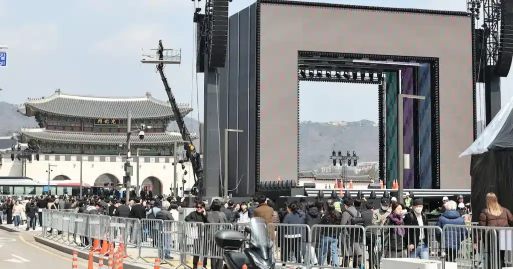 10K Fans Pack Gwanghwamun Early for BTS Comeback Concert Peak 10K Fans Pack Gwanghwamun Early for BTS Comeback Concert Peak