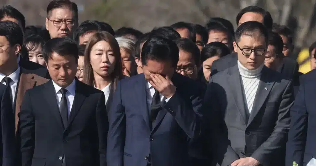 Jeong Cheong-rae Tears Up at Roh Moo-hyun Tomb, Praises Reform Efforts Jeong Cheong-rae Tears Up at Roh Moo-hyun Tomb, Praises Reform Efforts