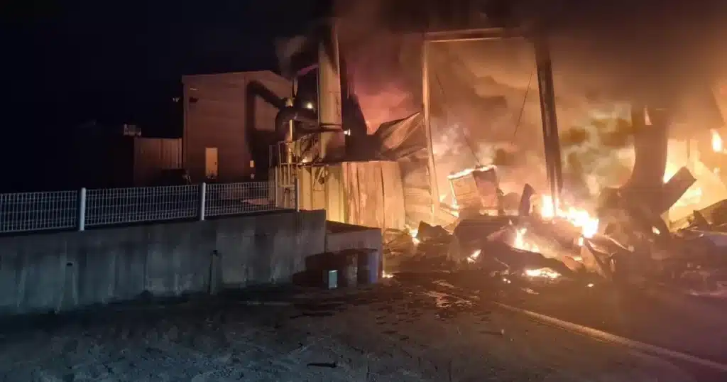 Fire Breaks Out at Chungbuk Film Factory, Spreads to Nearby Mountain Fire Breaks Out at Chungbuk Film Factory, Spreads to Nearby Mountain