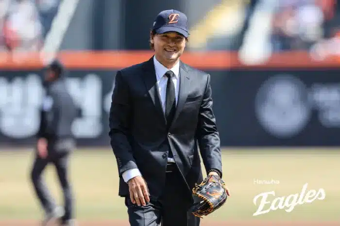 Park Chan-ho Returns to Mound in Black Suit for Fire Victims Tribute Park Chan-ho Returns to Mound in Black Suit for Fire Victims Tribute