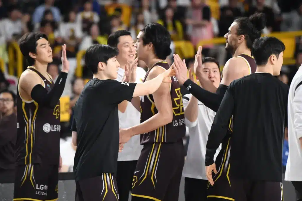 LG Sakers Crush SK Knights 67-55, KCC Rallies Past KGC 87-80 in KBL