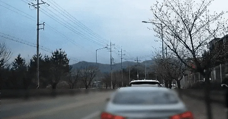 Express Bus Crashes in Eumseong Tunnel After Sudden Car Brake Express Bus Crashes in Eumseong Tunnel After Sudden Car Brake