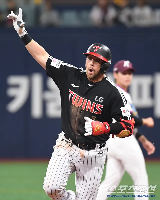 Austin Dean’s 4-Hit, 2-HR Explosion Fuels LG Twins’ 6-4 Comeback Austin Dean’s 4-Hit, 2-HR Explosion Fuels LG Twins’ 6-4 Comeback