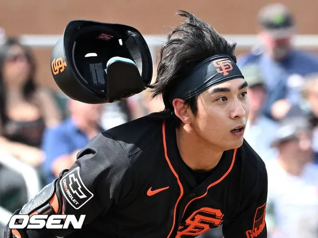 Giants’ Lee Jung-hoo Faces Helmet Woes in Sluggish MLB Start Giants’ Lee Jung-hoo Faces Helmet Woes in Sluggish MLB Start
