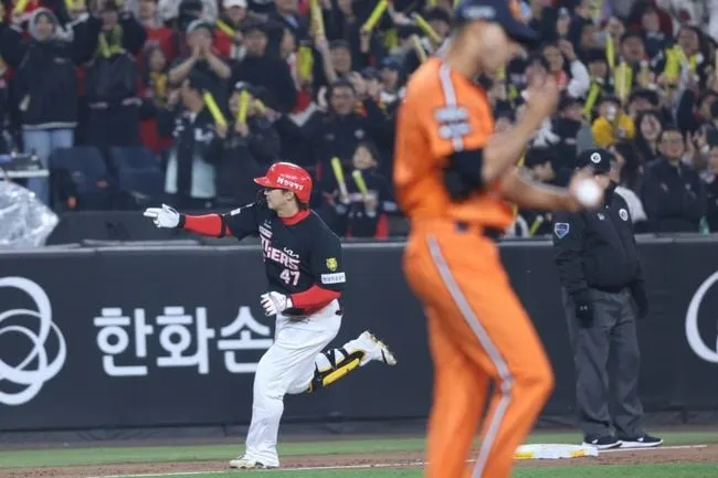 KIA Tigers Rally with 3 HRs to Stun Hanwha 6-5 in KBO Thriller KIA Tigers Rally with 3 HRs to Stun Hanwha 6-5 in KBO Thriller