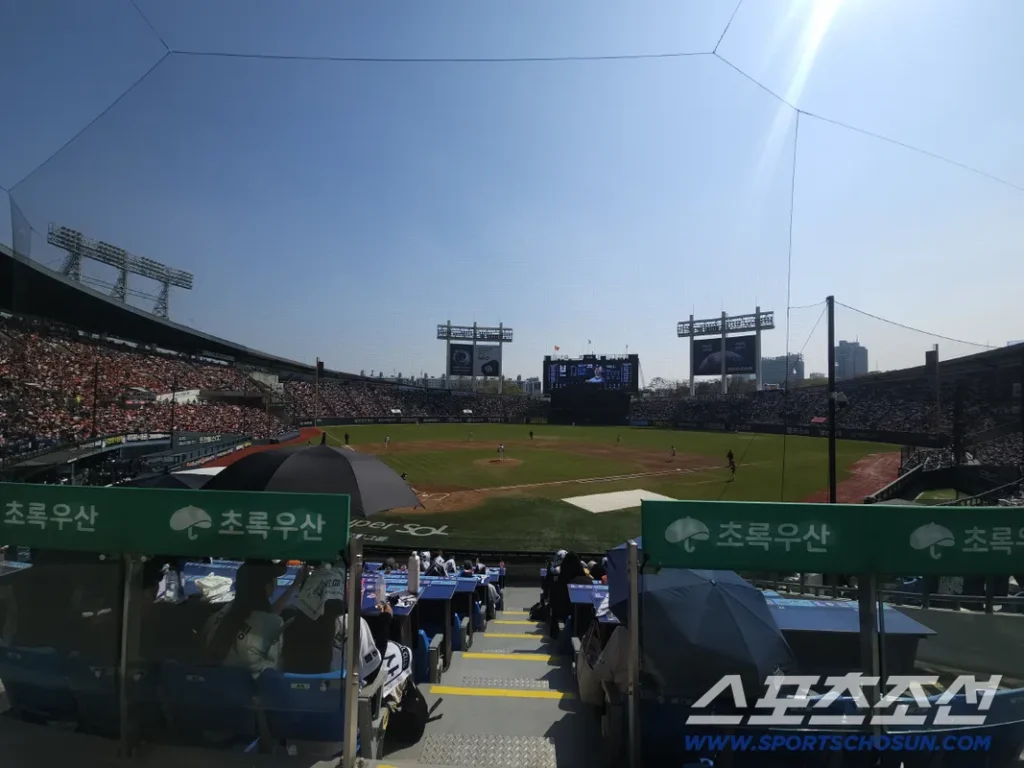 LG Twins Notch 6th Jamsil Sellout After 628-Short Crowd