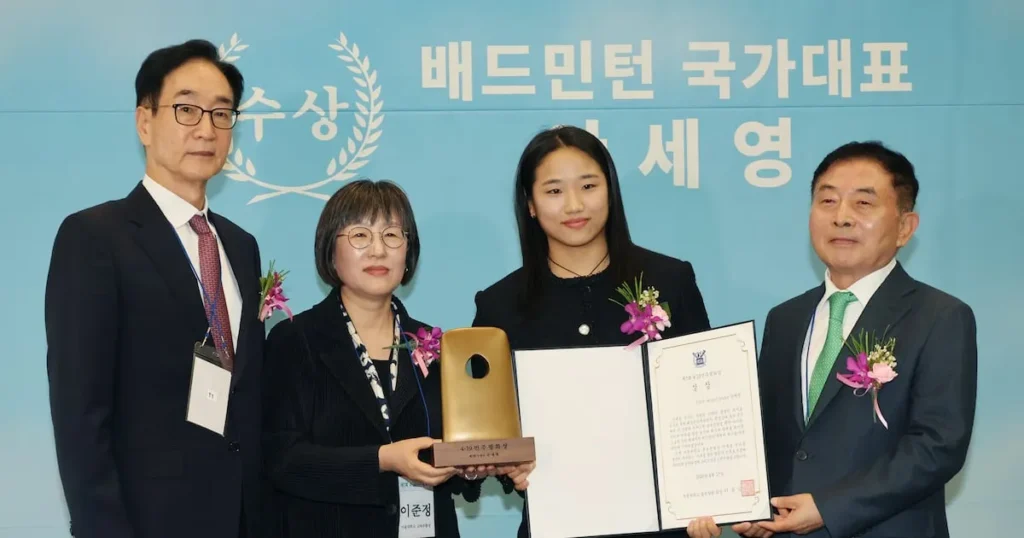 Badminton Star An Se-young Receives 4.19 Democracy Award for VP Exposé