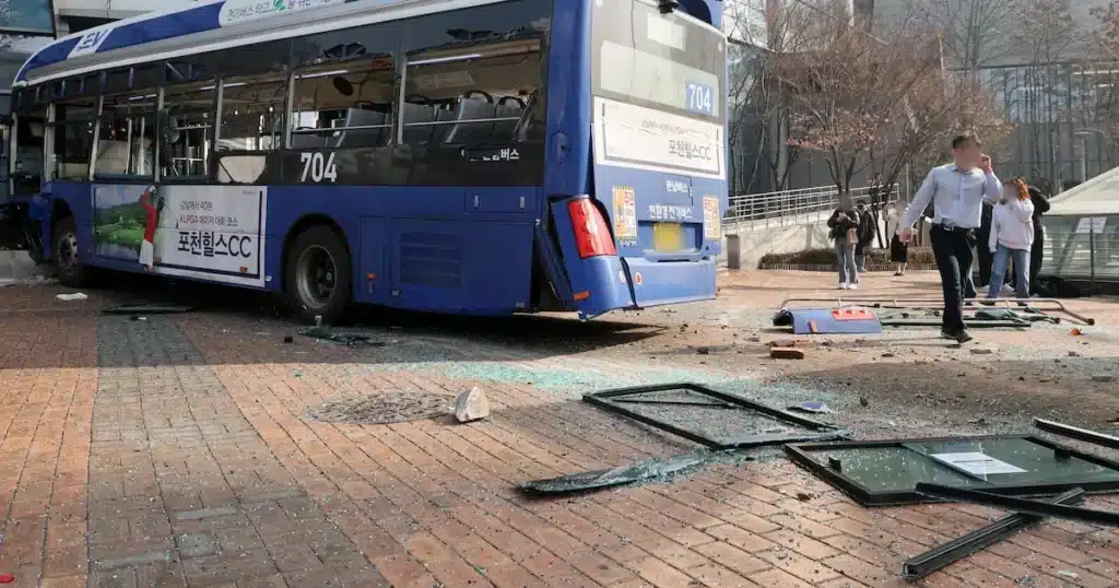 Seoul Prosecutors Seek Further Probe into Bus Crash Injuring 13