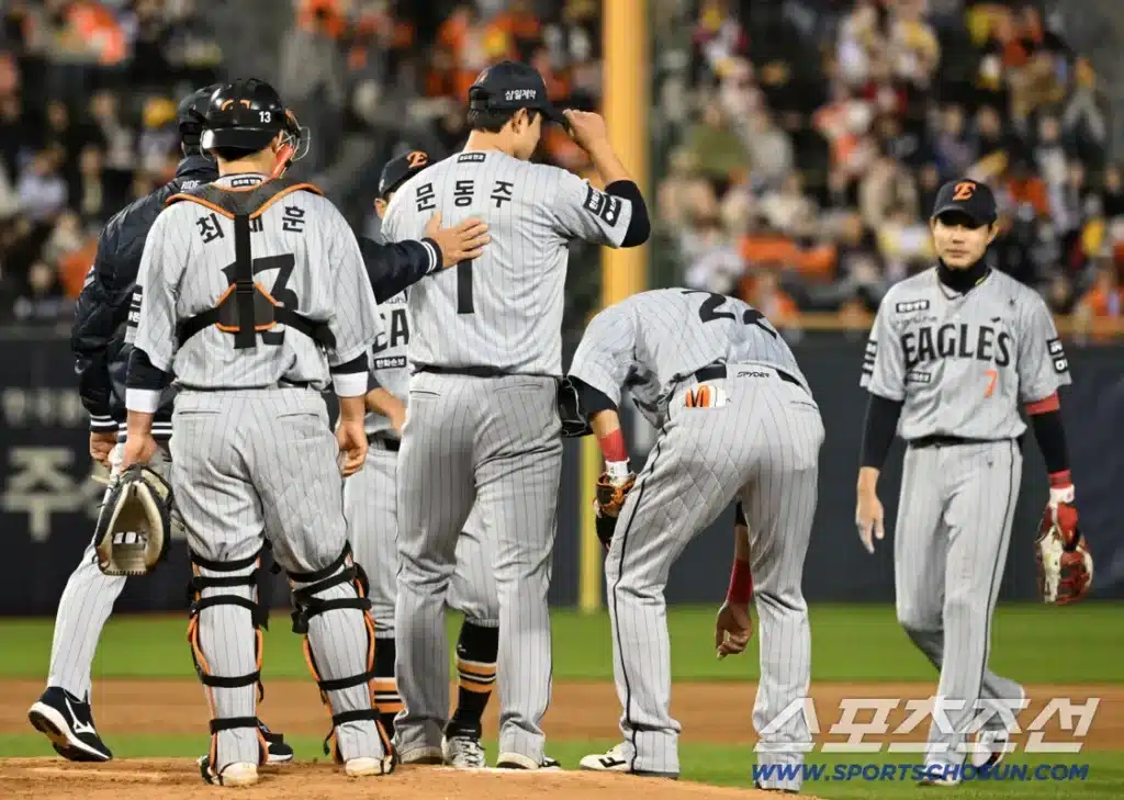 Hanwha Eagles Ace Moon Dong-ju Exits with Shoulder Pain in Injury Crisis