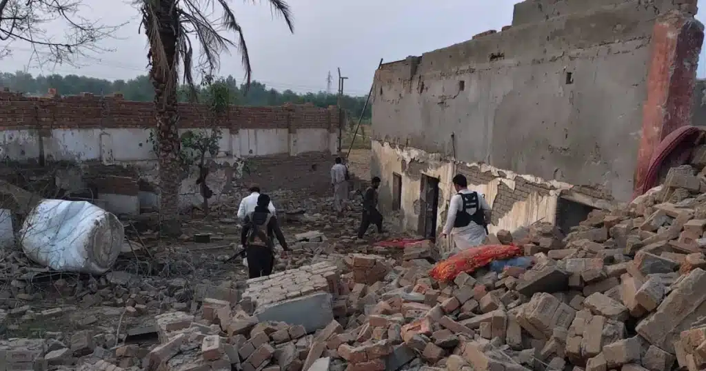 Suicide Bomber Kills 12 Police Officers in Pakistan Border Region