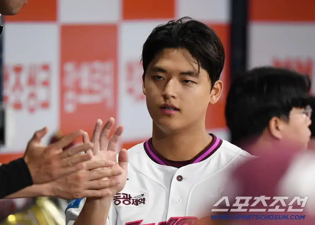Rookie Park Joon-hyun Hits 157km/h in Kiwoom’s Shutout Win Over KT