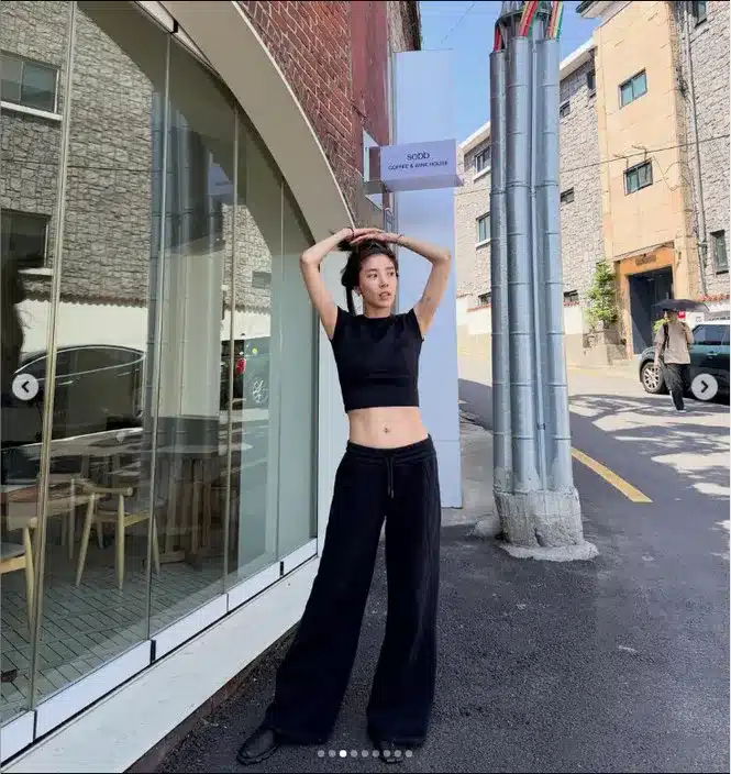 Singer Son Dam-bi Flaunts Toned Physique in Date Photos with Husband Lee Kyu-hyuk Singer Son Dam-bi Flaunts Toned Physique in Date Photos with Husband Lee Kyu-hyuk