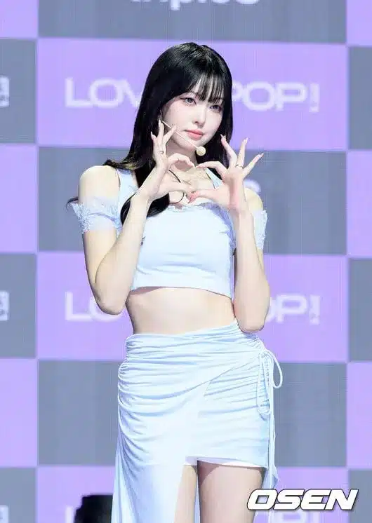 TripleS’ Kim Yeonji Captivates with ‘Made-Up Heart’ Pose TripleS’ Kim Yeonji Captivates with ‘Made-Up Heart’ Pose