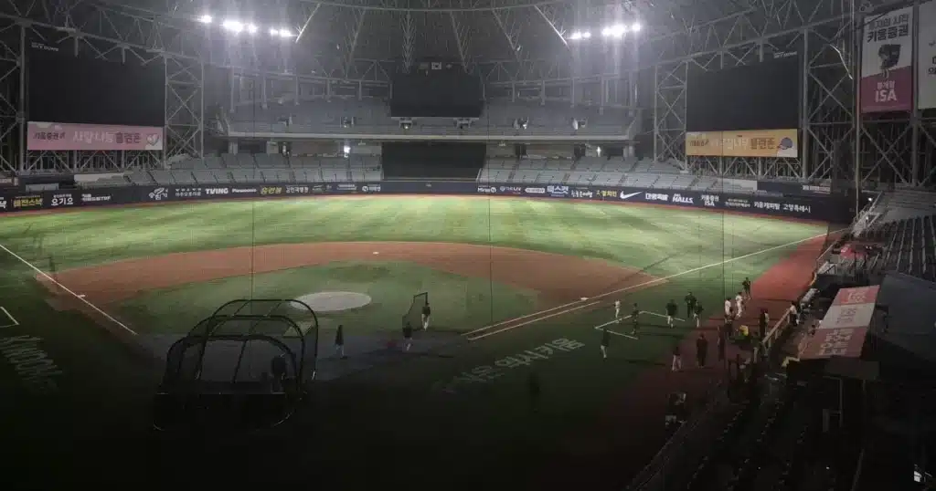 Baseball Game Paused After Fan Collapses at SSG Landers Field