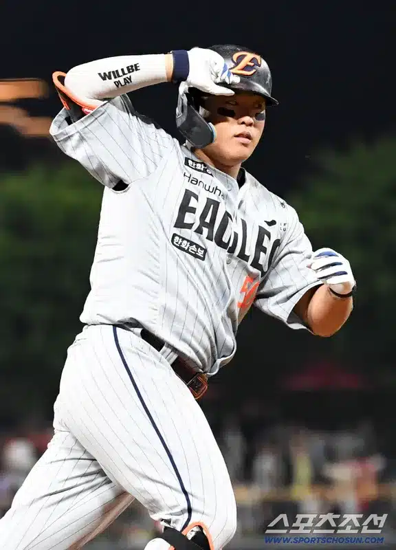 Kang Baek-ho Named May MVP After 0M Hanwha Deal Kang Baek-ho Named May MVP After 0M Hanwha Deal