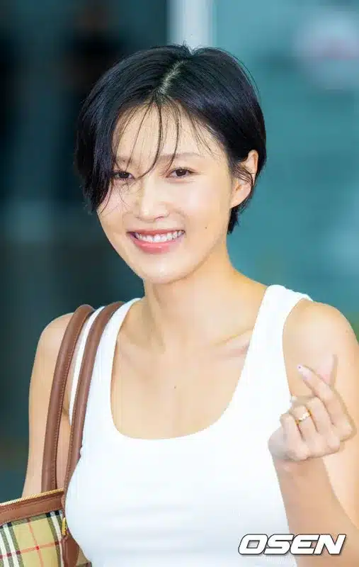Hwasa Departs for Bangkok in Stylish Crop Top Hwasa Departs for Bangkok in Stylish Crop Top