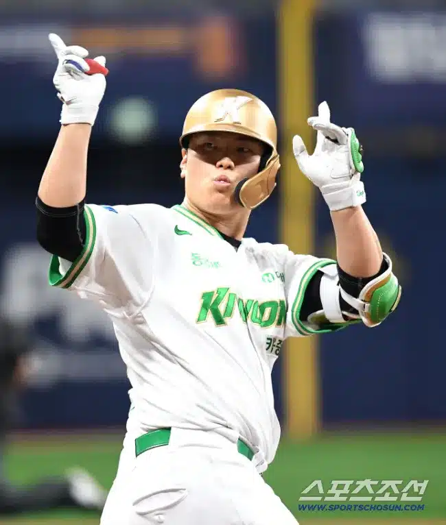 Kim Gun-hee Hits Solo Homer in National Team Debut Celebration Kim Gun-hee Hits Solo Homer in National Team Debut Celebration