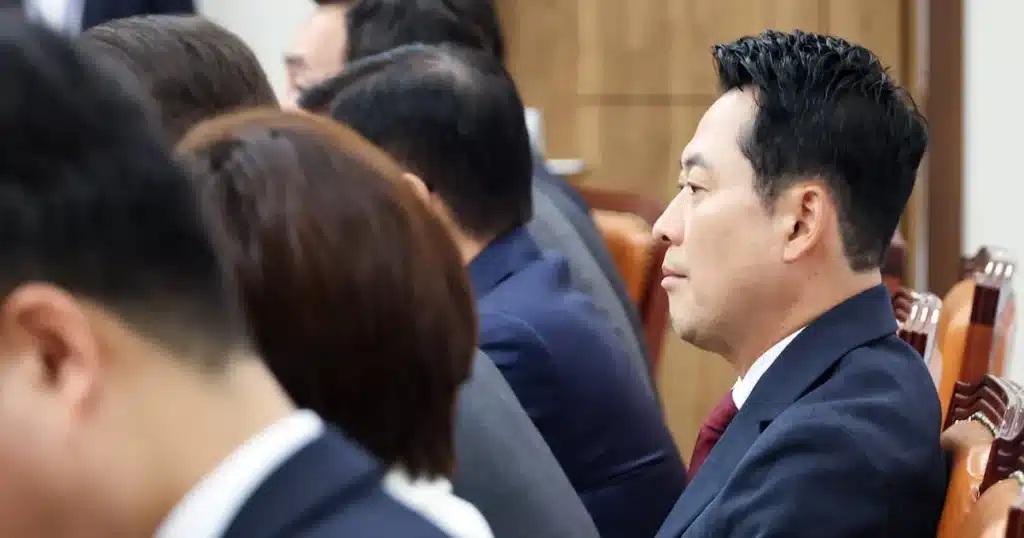 Party Leader Digs In: Jang Dong-hyuk’s Standoff Continues Party Leader Digs In: Jang Dong-hyuk’s Standoff Continues