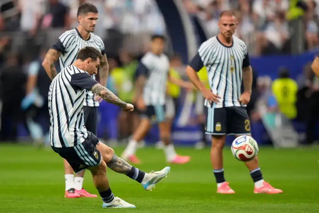 Messi Misses Record-Breaking Goal Opportunity in World Cup Match