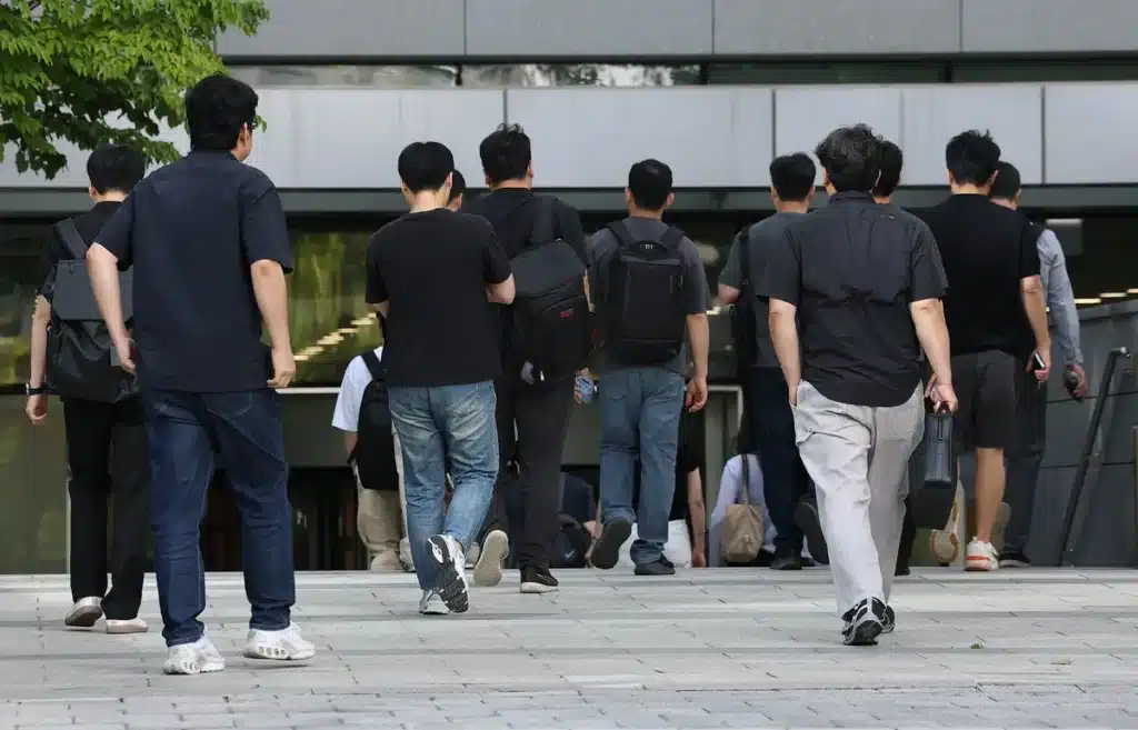 Samsung Semiconductor Workers Seek Opportunities at SK Hynix Amid Internal Discontent