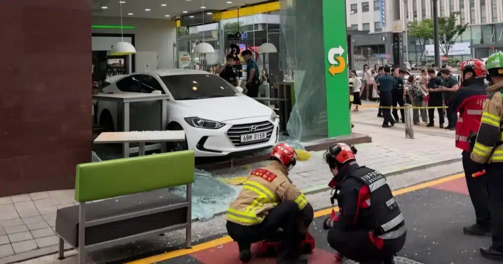Car Crashes into Seoul Sandwich Shop, Injuring Five Car Crashes into Seoul Sandwich Shop, Injuring Five