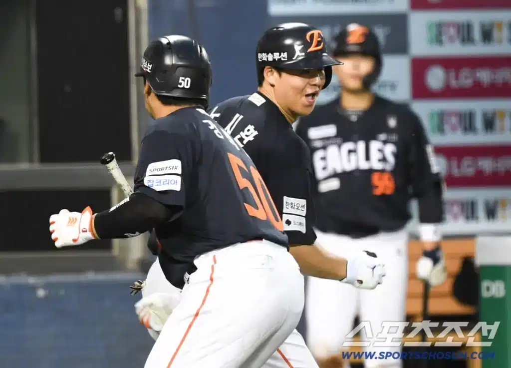 Hanhwa Eagles Soar Past LG Twins, Fueled by Kang Baek-ho’s Power