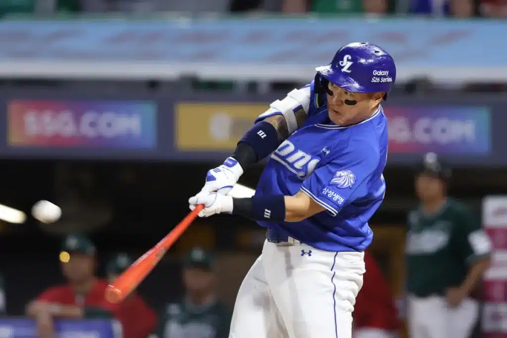 Choi Hyoung-woo’s Power Continues: A Hitting Master at 40 Choi Hyoung-woo’s Power Continues: A Hitting Master at 40