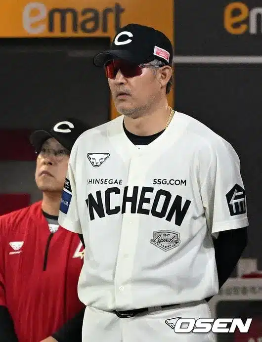 SSG Landers Manager Lee Kang-cheol Watches Game SSG Landers Manager Lee Kang-cheol Watches Game