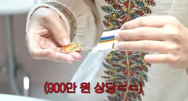 Seo In-young Receives Gold Necklace Worth ,000 from Mother After 20 Years Seo In-young Receives Gold Necklace Worth ,000 from Mother After 20 Years