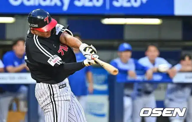 LG Twins Rally Past Samsung Lions in Top-of-the-Table Clash LG Twins Rally Past Samsung Lions in Top-of-the-Table Clash