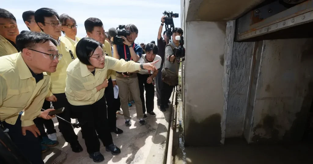 Prime Minister Han Duck-soo Visits Flood-Hit Area in Chungbuk, Orders National Survey of Inundation Zones Prime Minister Han Duck-soo Visits Flood-Hit Area in Chungbuk, Orders National Survey of Inundation Zones