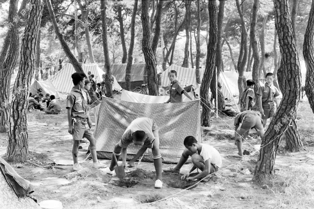 Camping’s Rich History: From Oil Lamps to Transistor Radios