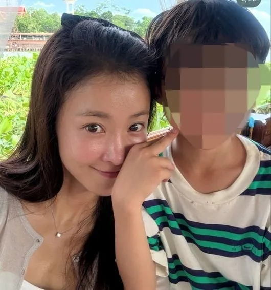 Lee Si-young Prepares for Canada Trip with Son, Reflects on Education Costs Lee Si-young Prepares for Canada Trip with Son, Reflects on Education Costs