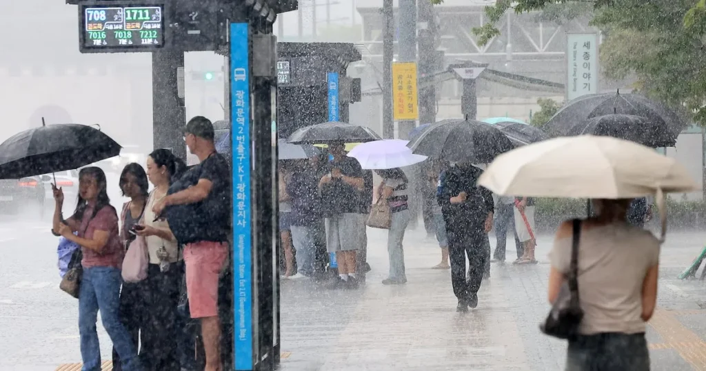 Heavy Rainfall Expected: Seoul and Central Regions Brace for Downpours Heavy Rainfall Expected: Seoul and Central Regions Brace for Downpours