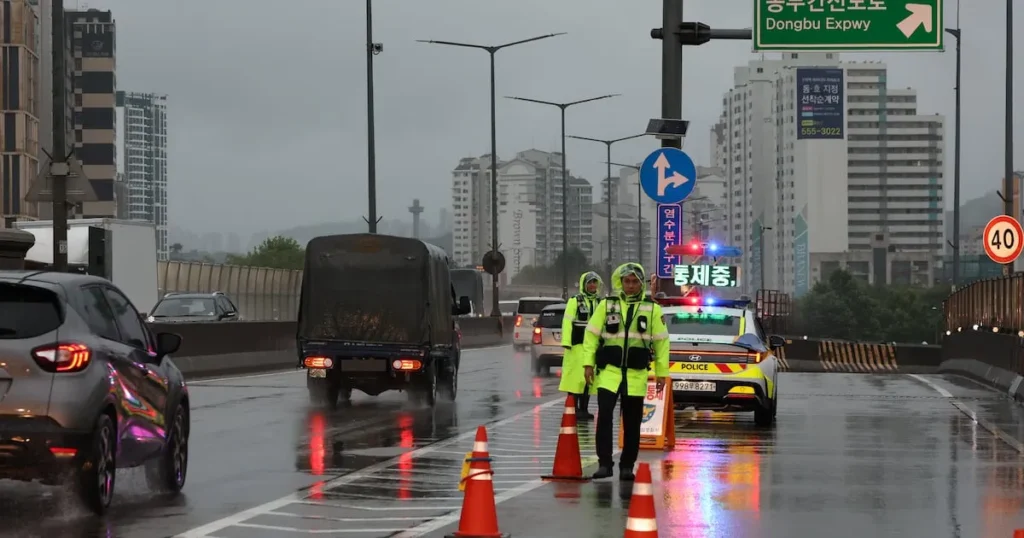 Heavy Rainfall Triggers Downpour Warnings and Road Closures in Seoul Heavy Rainfall Triggers Downpour Warnings and Road Closures in Seoul