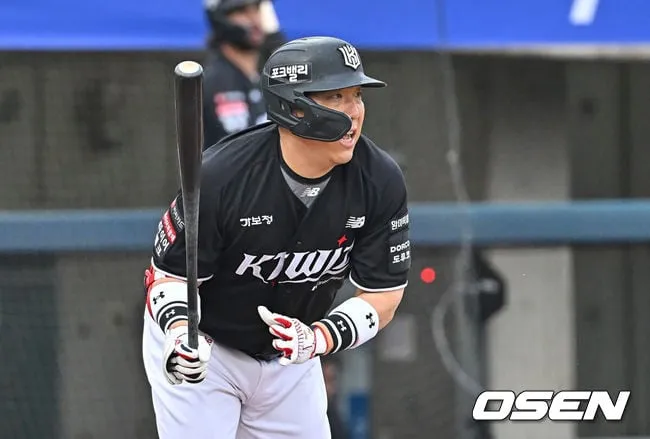 Kim Hyun-soo Sets KBO Record with 17 Consecutive 100-Hit Seasons Kim Hyun-soo Sets KBO Record with 17 Consecutive 100-Hit Seasons